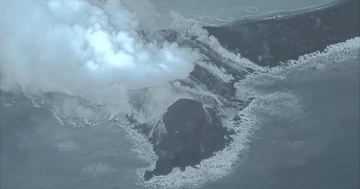 Giappone, nell’isola di Niijima eruzione spettacolare del vulcano: il video. Cosa c’entrano Eolie e Ischia