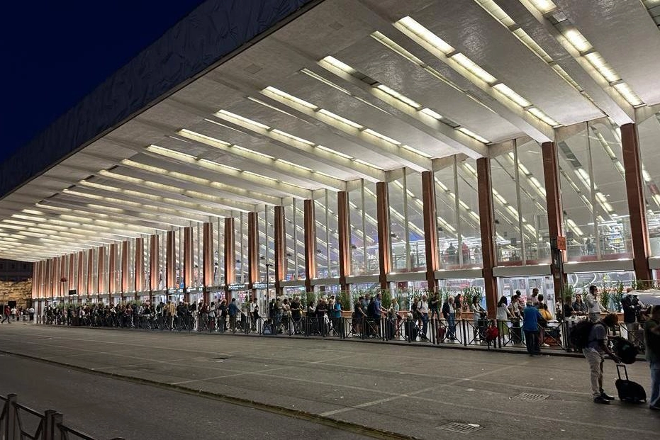 La lunghissima fila di persone giovedì sera alla stazione Termini di Roma in attesa di un taxi