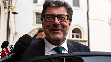 Imbarazzo a destra: Giorgetti dà l’ok al Mes e il governo va sotto su un emendamento