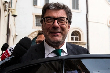 Imbarazzo a destra: Giorgetti dà l’ok al Mes e il governo va sotto su un emendamento