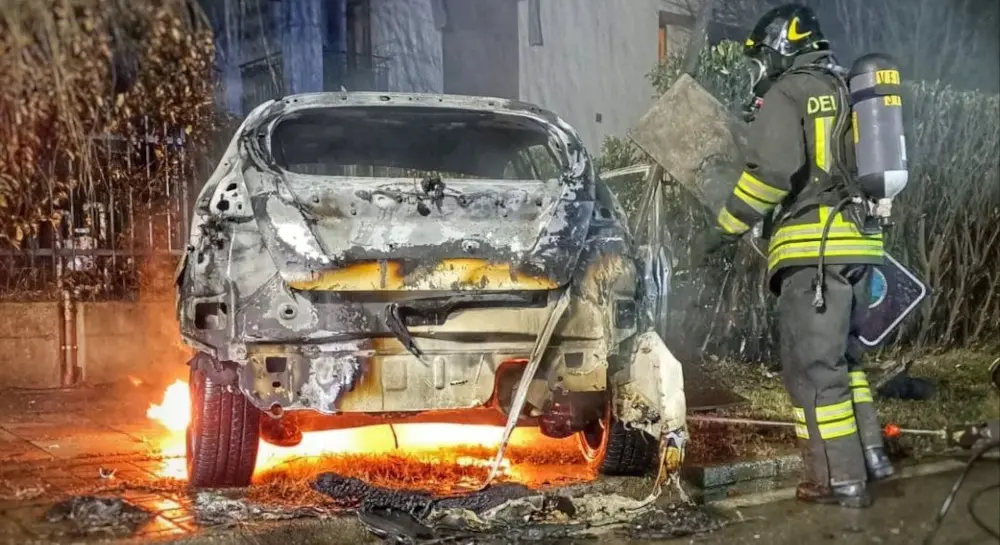 Napoli, bombola di gas esplode in auto a Grumo Nevano: conducente muore carbonizzato