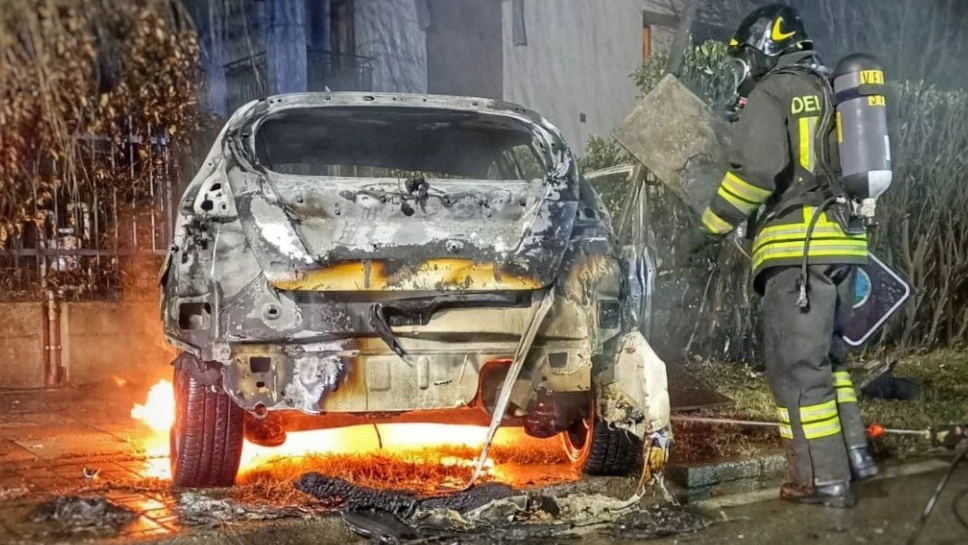 Auto in fiamme (immagini d'archivio)