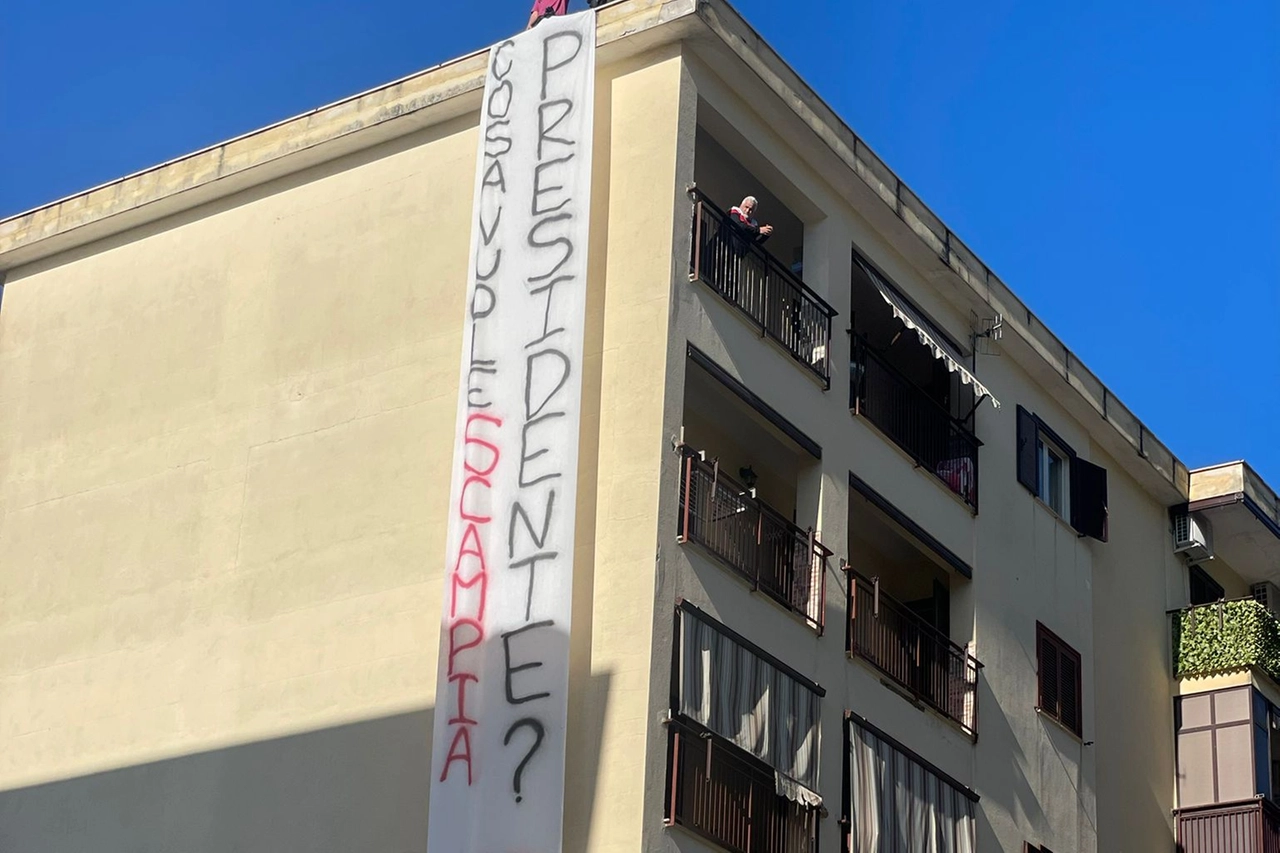  --NAPOLI. COMITATO VELE A MATTARELLA: SCAMPIA VUOLE TUTTO /FOTO SROTOLATO STRISCIONE DA TETTO DI UN PALAZZO DAVANTI SEDE FEDERICO II(FOTO 1 di 1)