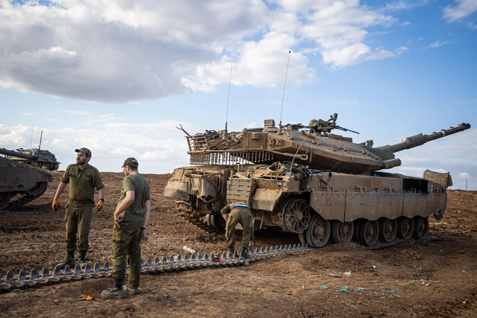Al confine con la Striscia di Gaza la manutenzione ai cingoli di un tank israeliano durante la tregua