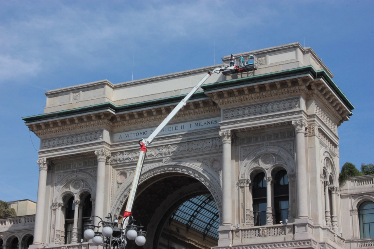 L’intervento per la rimozione delle scritte sopra la Galleria Vittorio Emanuele a Milano