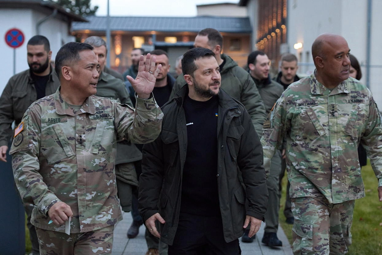 Il presidente dell’Ucraina, Volodymyr Zelensky (al centro), 45 anni, durante la sua visita a Wiesbaden, in Germania