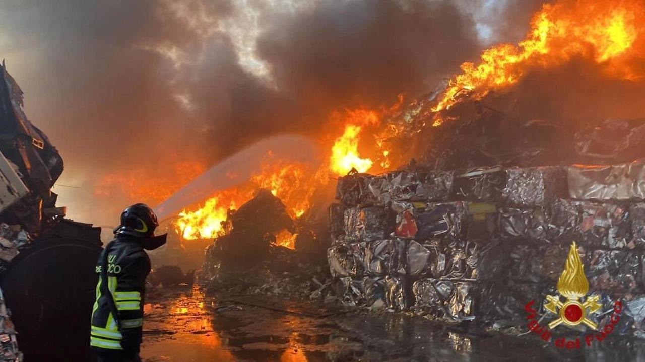 Uno dei roghi che hanno devastato la Calabria