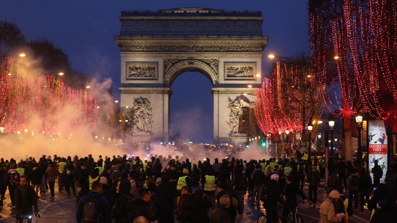 Scontri sugli Champs-Elysées (Lapresse)