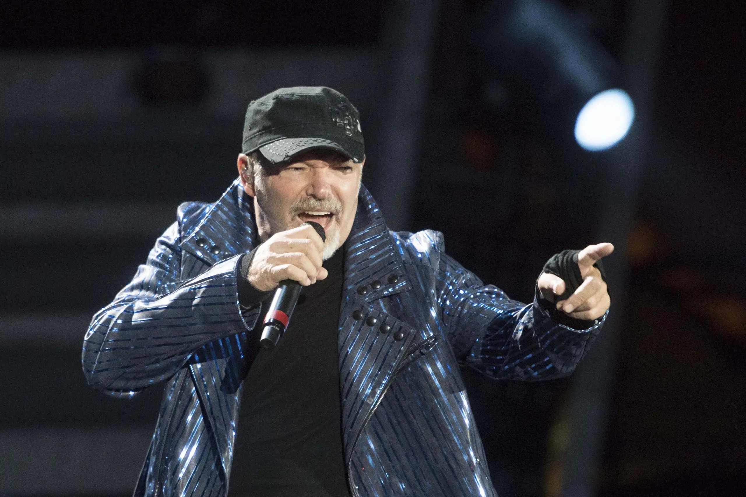 Cannabis legale, Vasco Rossi su Facebook: "Andate a firmare"