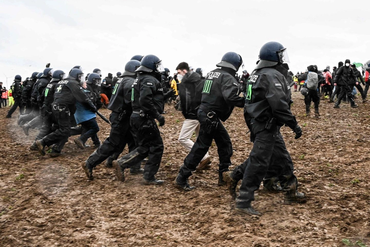 Gli scontri fra polizia e manifestanti a Luetzerath (Ansa)