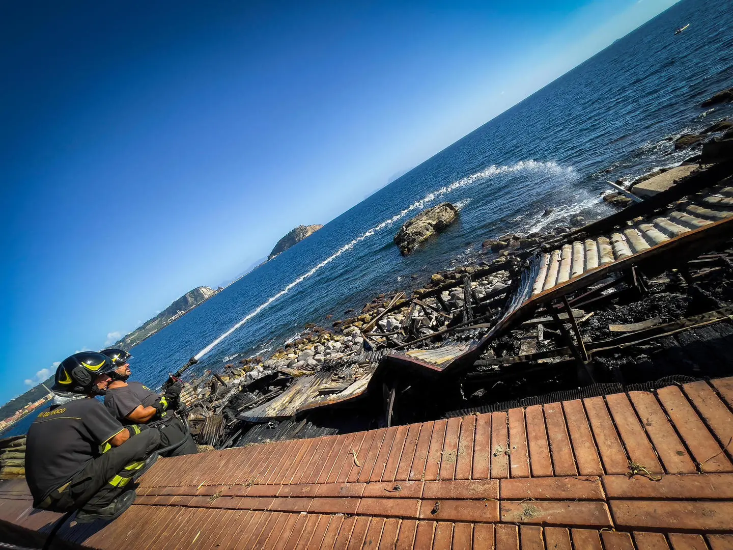 Incendio al lido La Pietra a Pozzuoli: distrutto dalle fiamme anche il ristorante