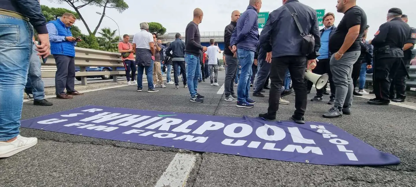 Whirlpool Napoli, torna la protesta: autostrade bloccate dagli operai