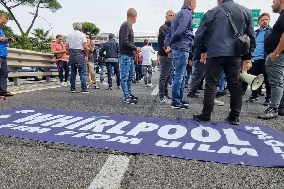 Corteo degli operai dell'ex Whirlpool di Napoli