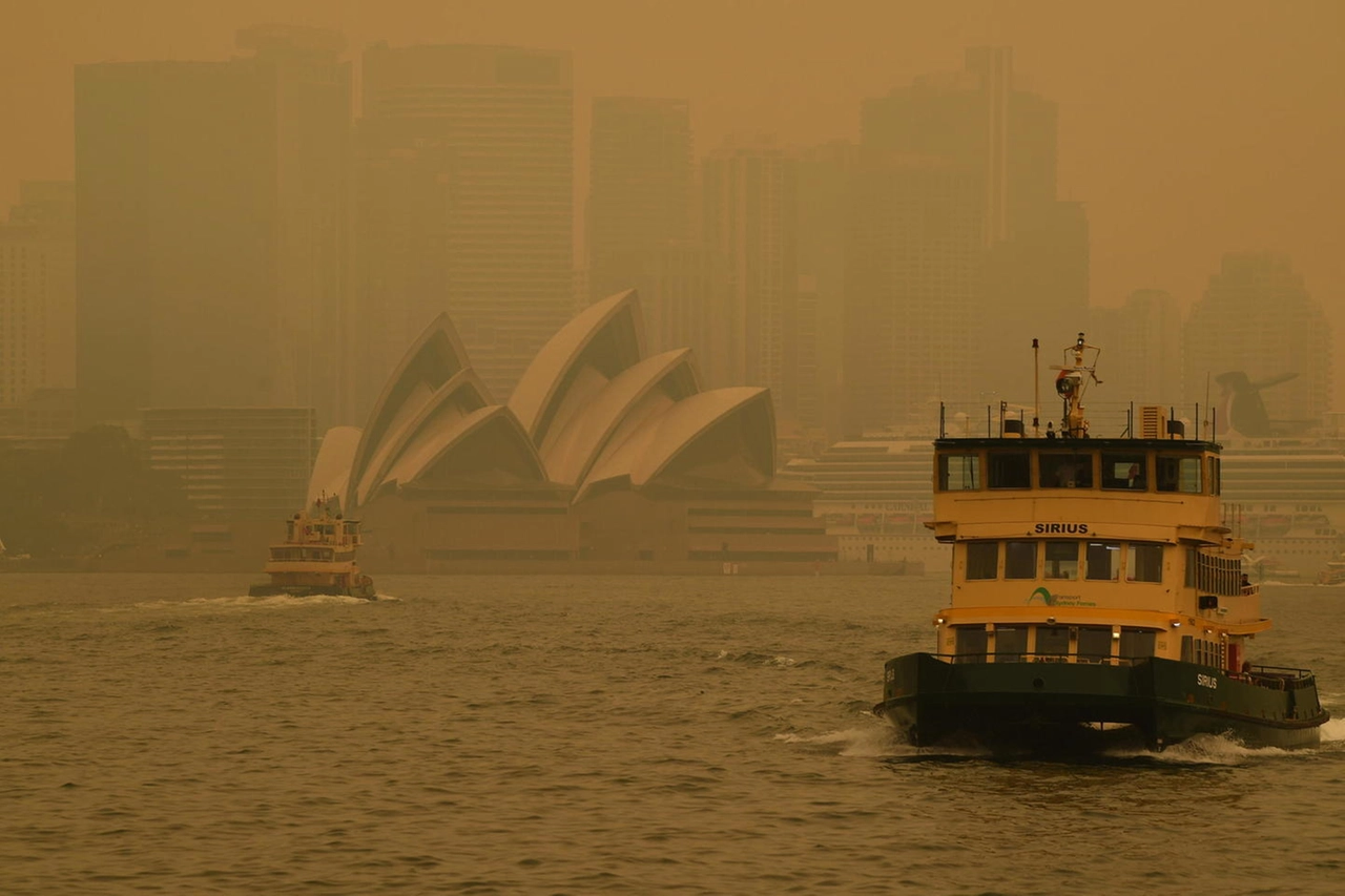 Sydney avvolta dalla cappa di fumo e afa (Ansa)