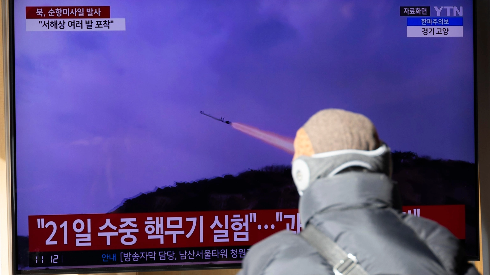 La notizia del lancio di missili nordcoreani in una tv di Seoul (Ansa)
