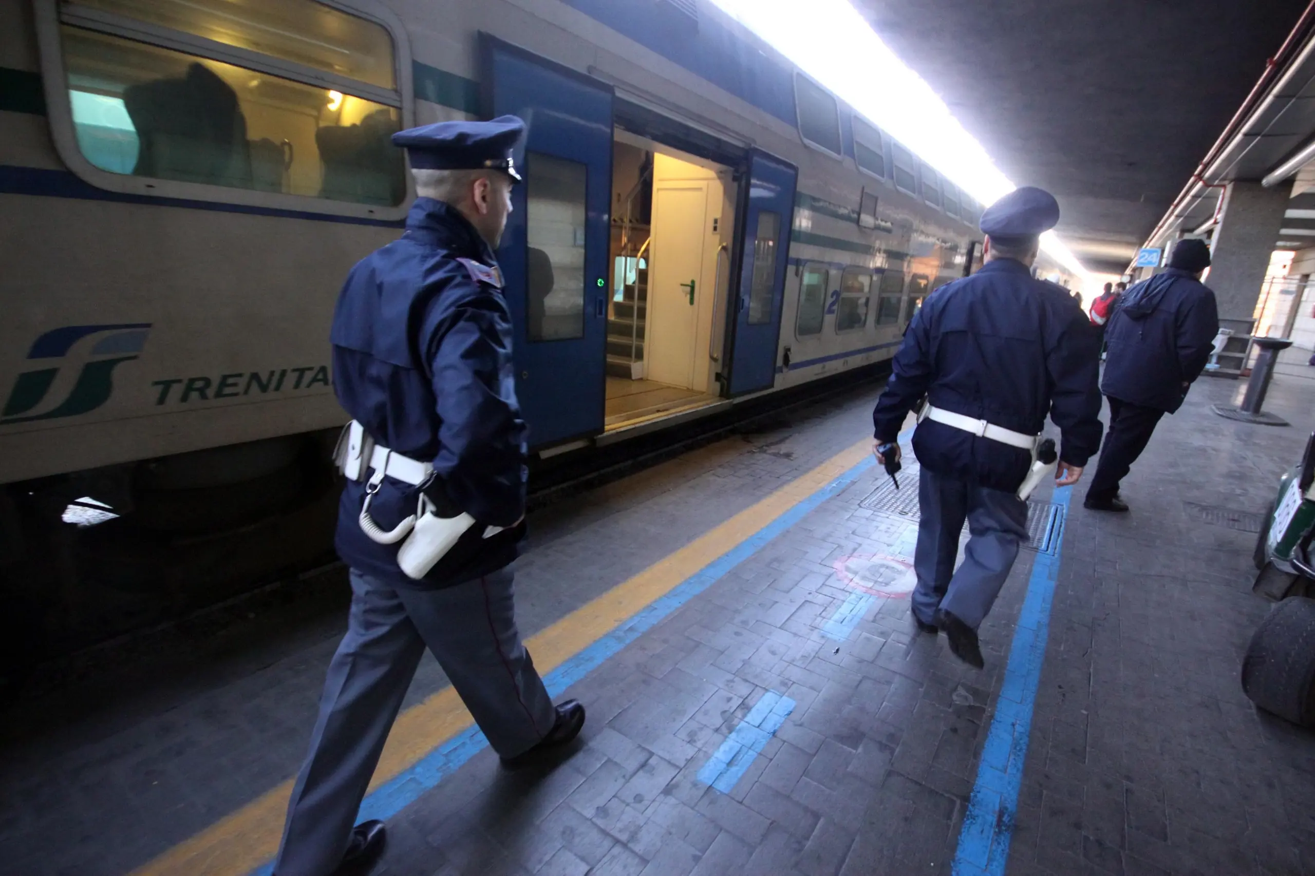 Napoli, tenta rapina in stazione e colpisce agenti della Polizia locale: arrestato