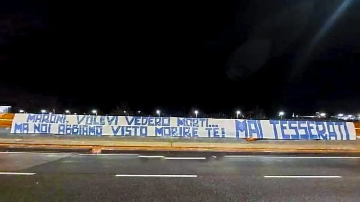 Roberto Maroni, a Napoli striscione degli ultrà esulta per la morte. Lega: "Vergogna"