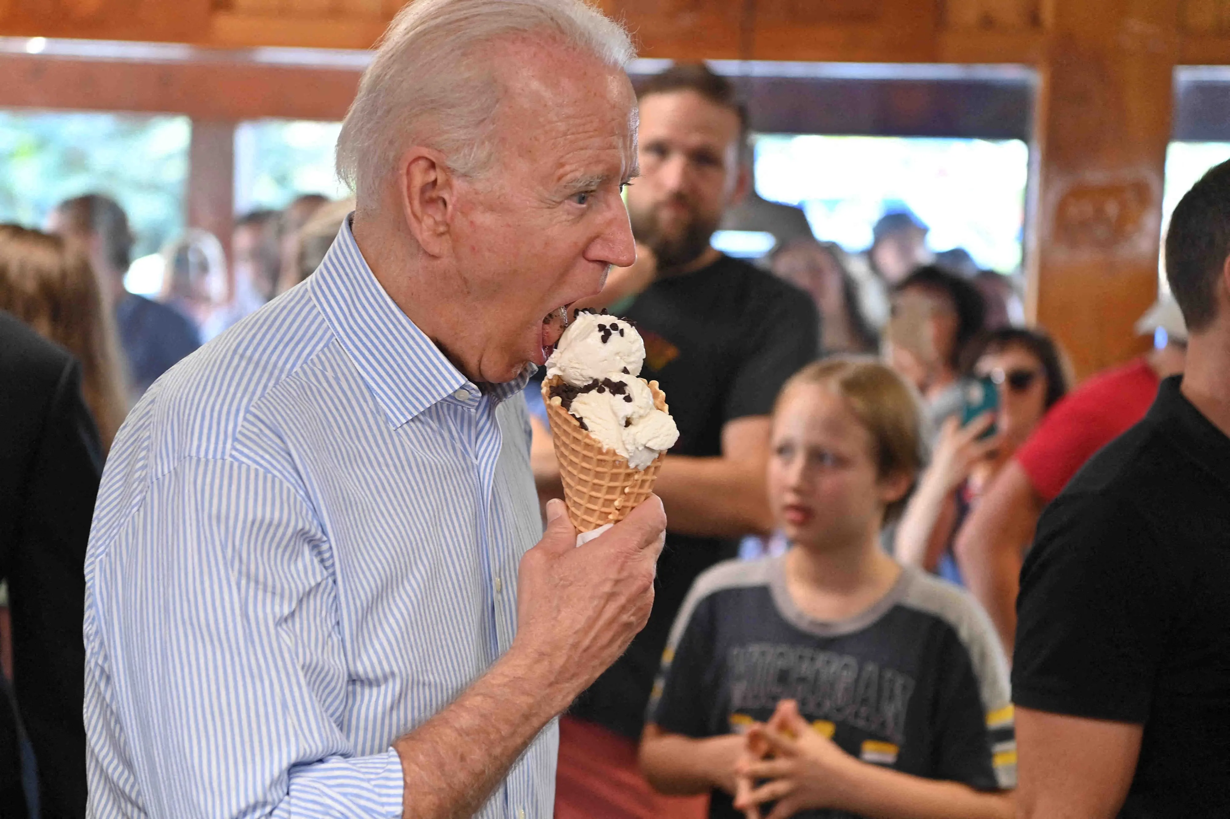 Joe Biden e la passione per il junk food. “Mangia come un bimbo”. Le lamentele di Jill