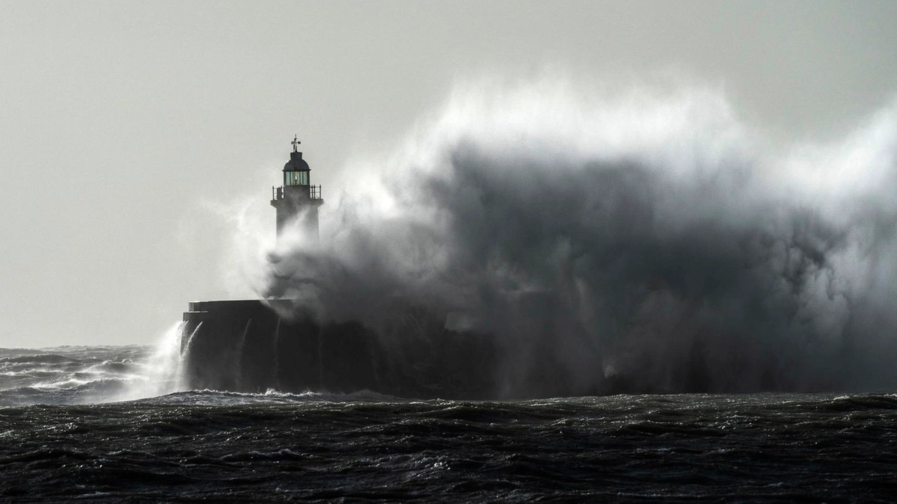 Tempesta atlantica sul Regno Unito (Ansa)