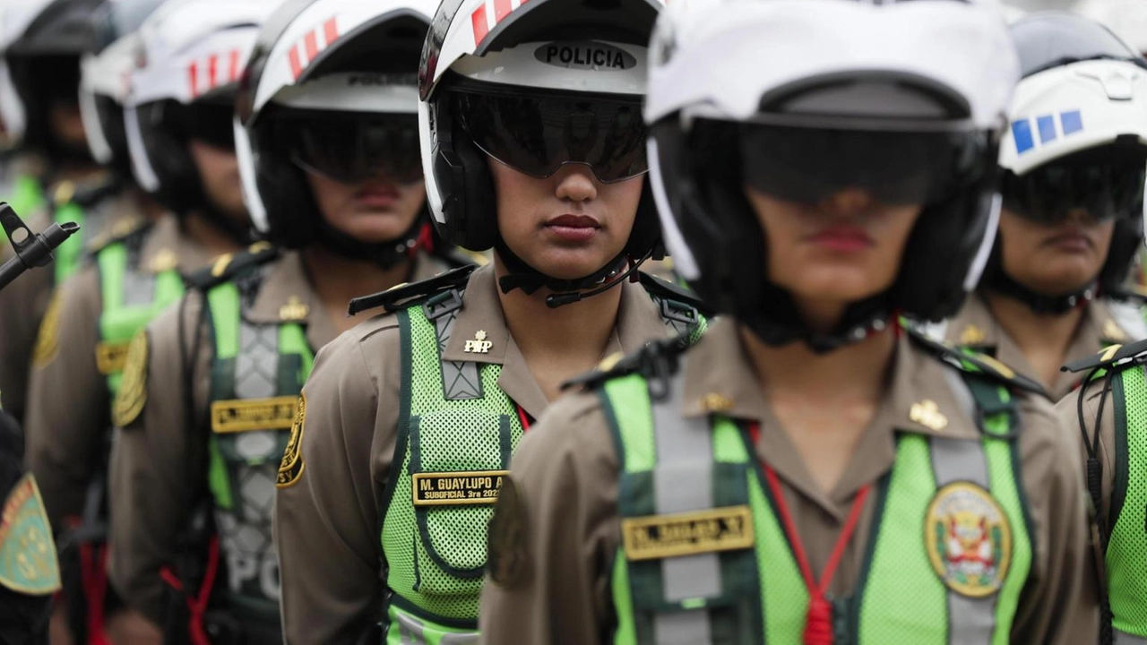 La polizia peruviana ha salvato 123 donne da una gang venezuelana a Lima, arrestando 23 membri della Tren de Aragua.