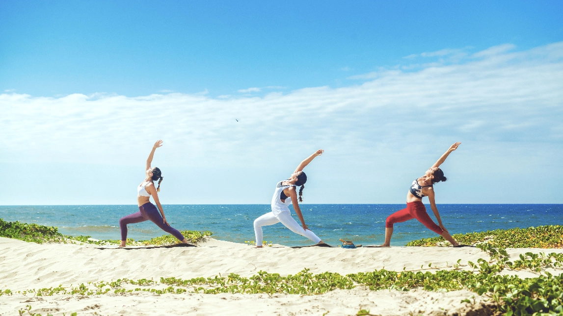 Il 21 giugno, solstizio d’estate, si celebra la giornata internazionale dello yoga. Ecco alcune destinazioni particolarmente adatte a praticare il saluto al sole, in condivisione oppure solitari