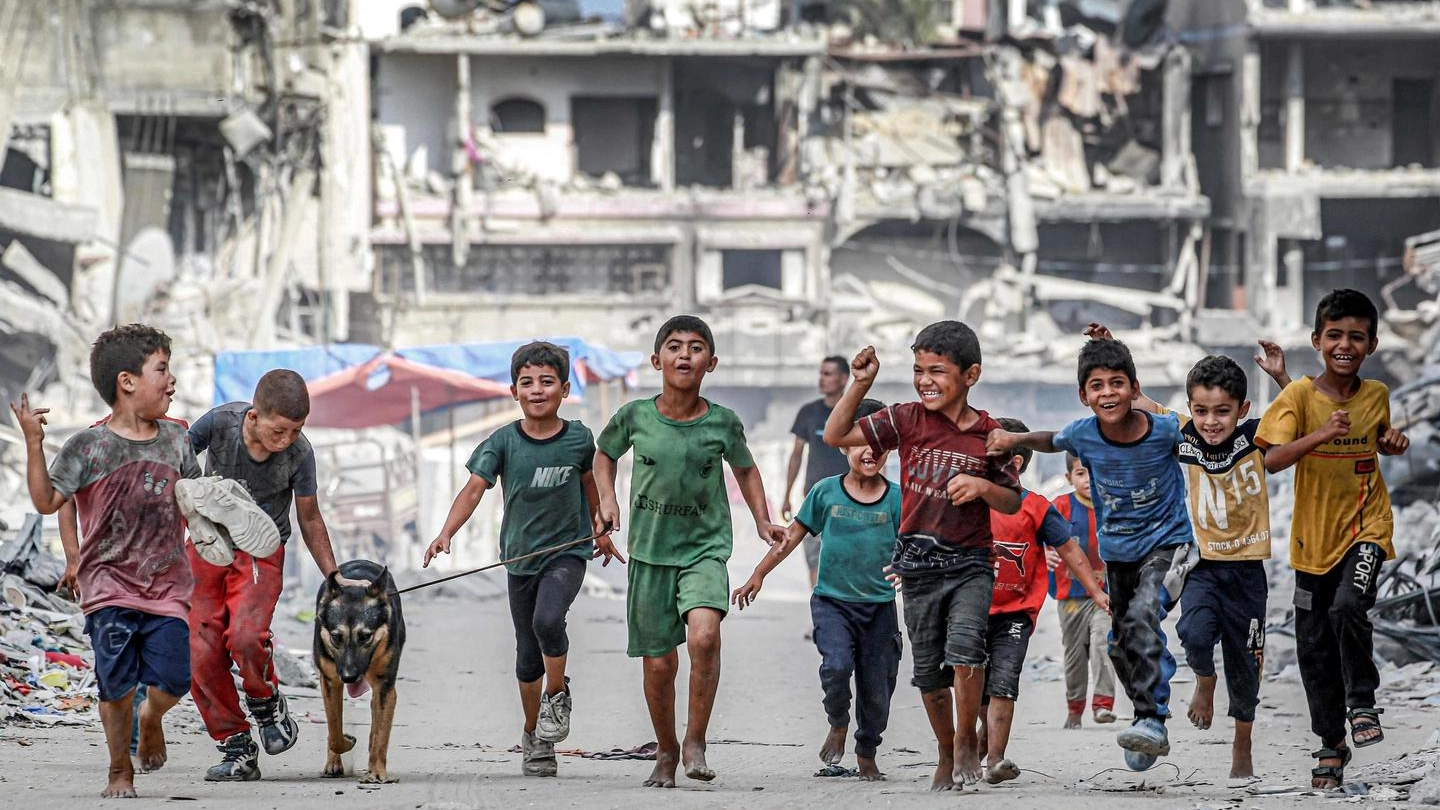 Anche tra le macerie di Khan Younis i bambini riescono a sorridere