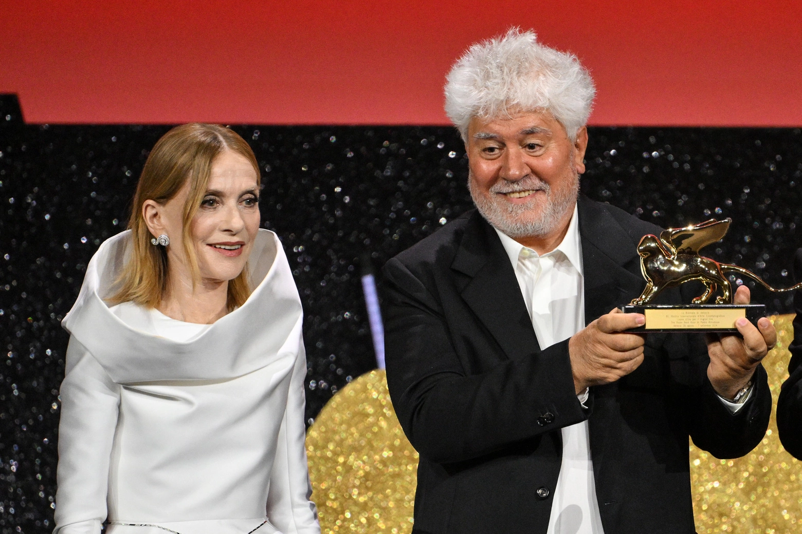 Isabelle Huppert consegna il Leone d'oro a Pedro Almodovar (Ansa)