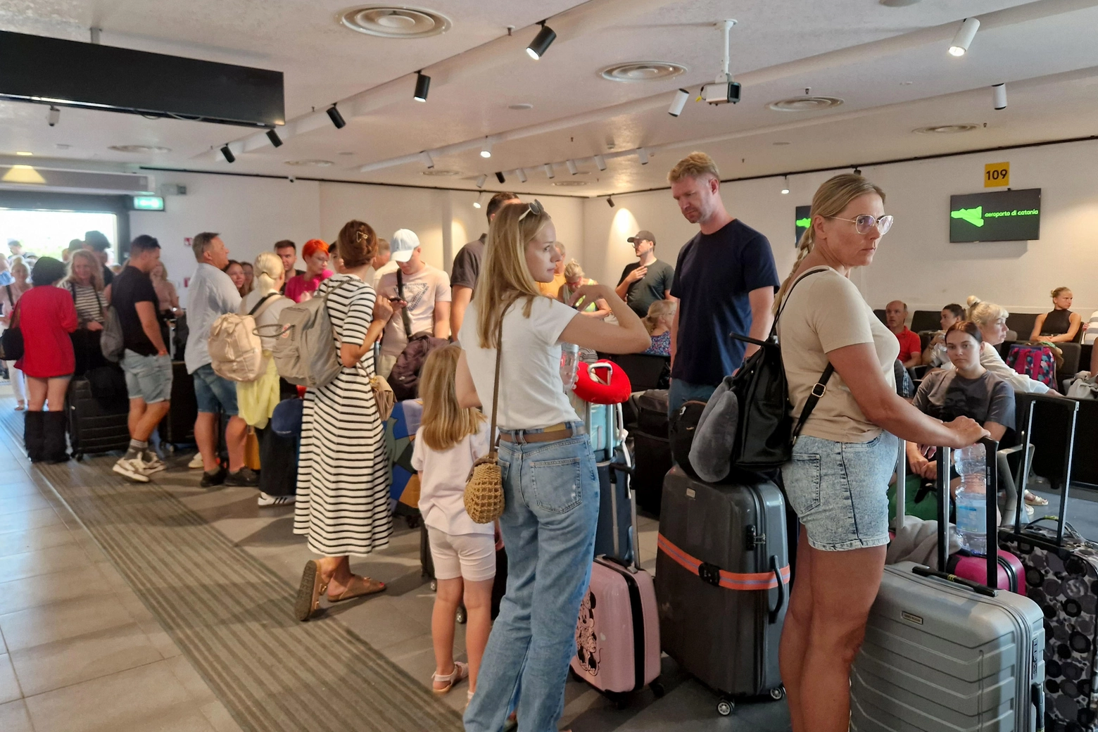 Passeggeri in attesa all'aeroporto di Catania