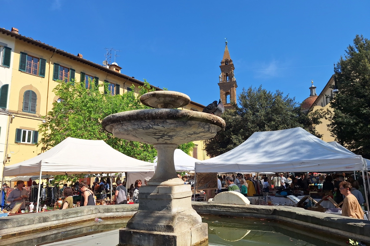 Fiera artigianale davanti alla Chiesa di Santo Spirito