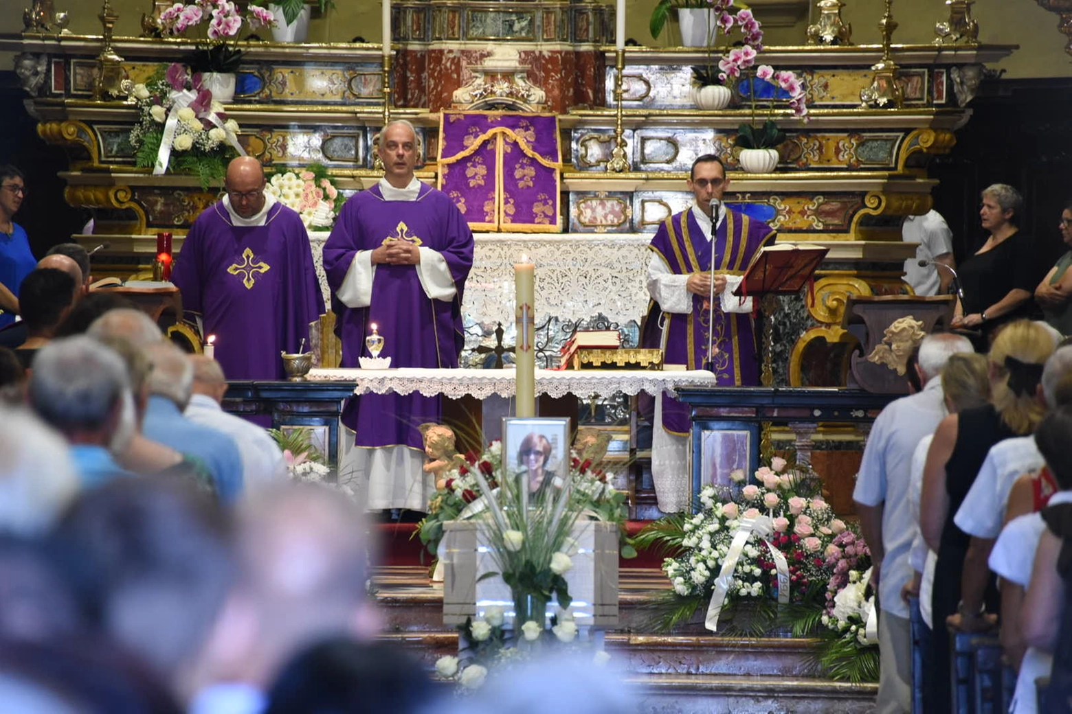 La celebrazione del funerale di Sharon Verzeni, nella chiesa di San Vittore a Bottanuco