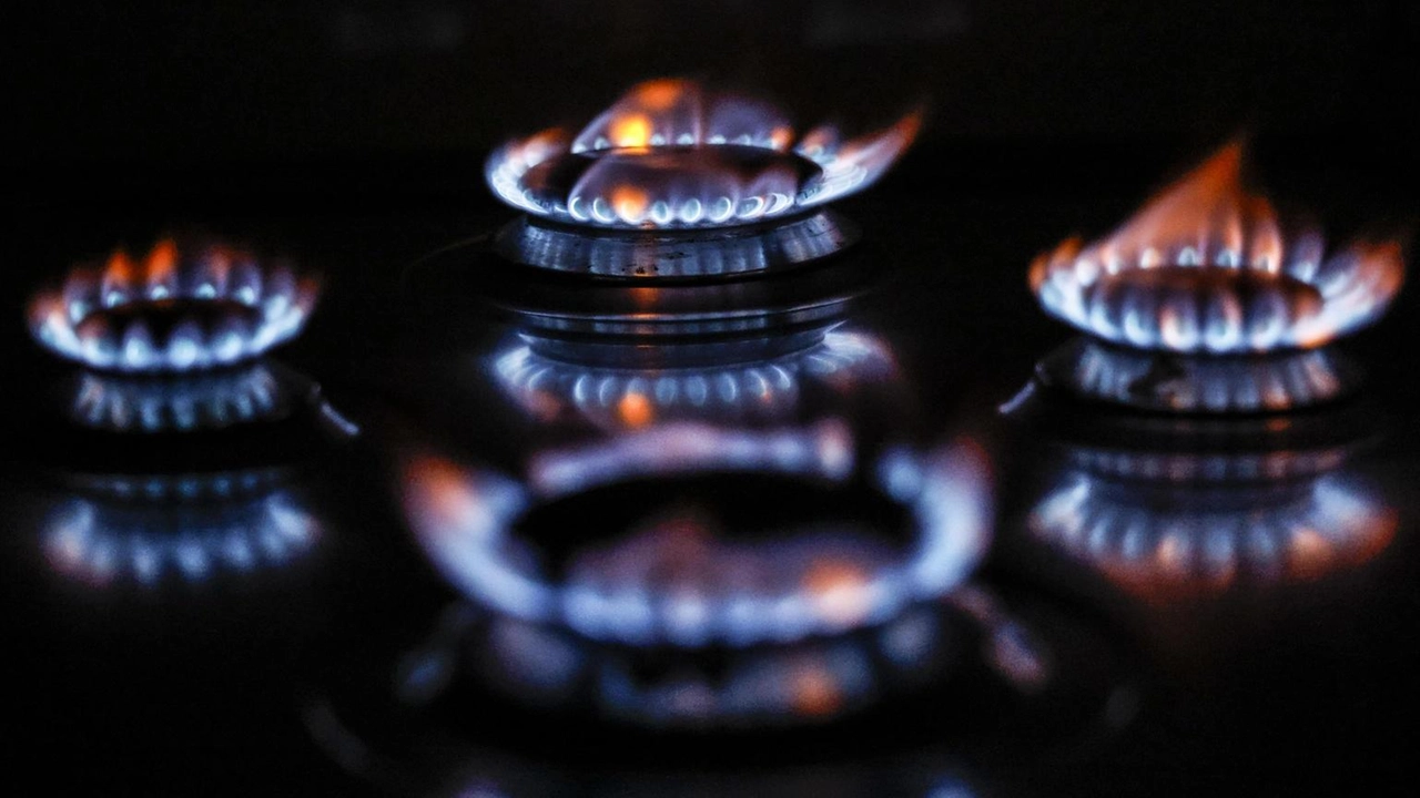 La bolletta del gas per il servizio di tutela aumenta dell'1,1% a gennaio, con un prezzo di riferimento di 126,63 centesimi per metro cubo.