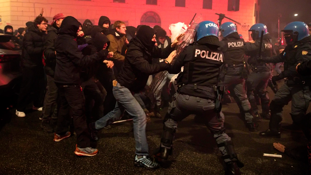 Scontri tra manifestanti e forze dell'ordine durante la manifestazione per Ramy Elgaml, nel quartiere di San Lorenzo a Roma