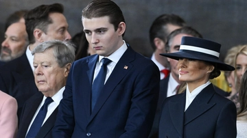 Barron Trump in prima fila con la madre Melania. Stravolte le gerarchie in famiglia