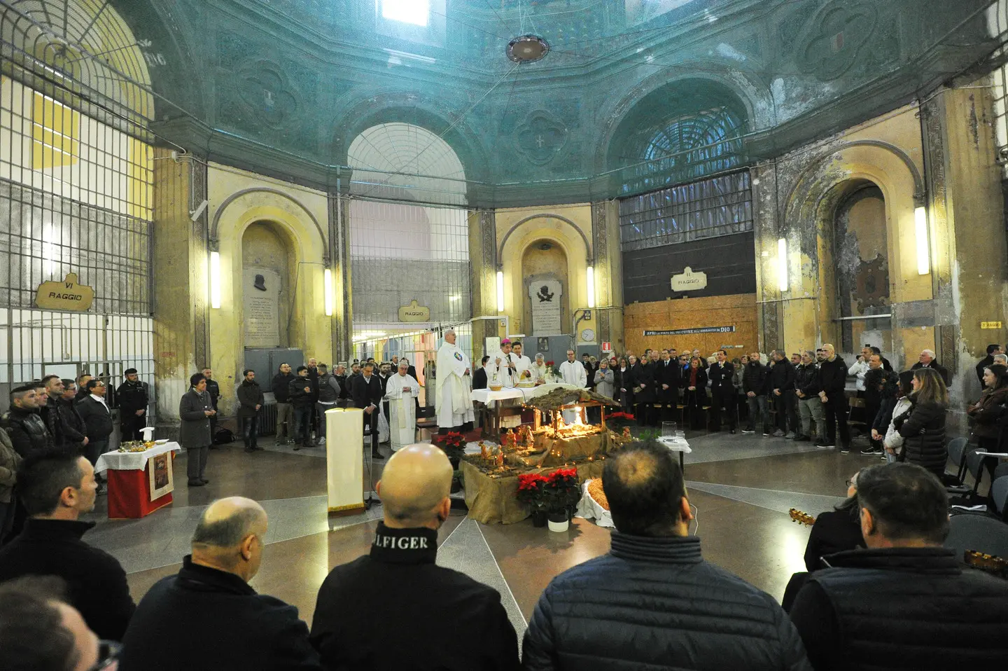 Natale a San Vittore: il giorno più difficile e più bello da trascorrere in carcere. I racconti di chi lo ha vissuto