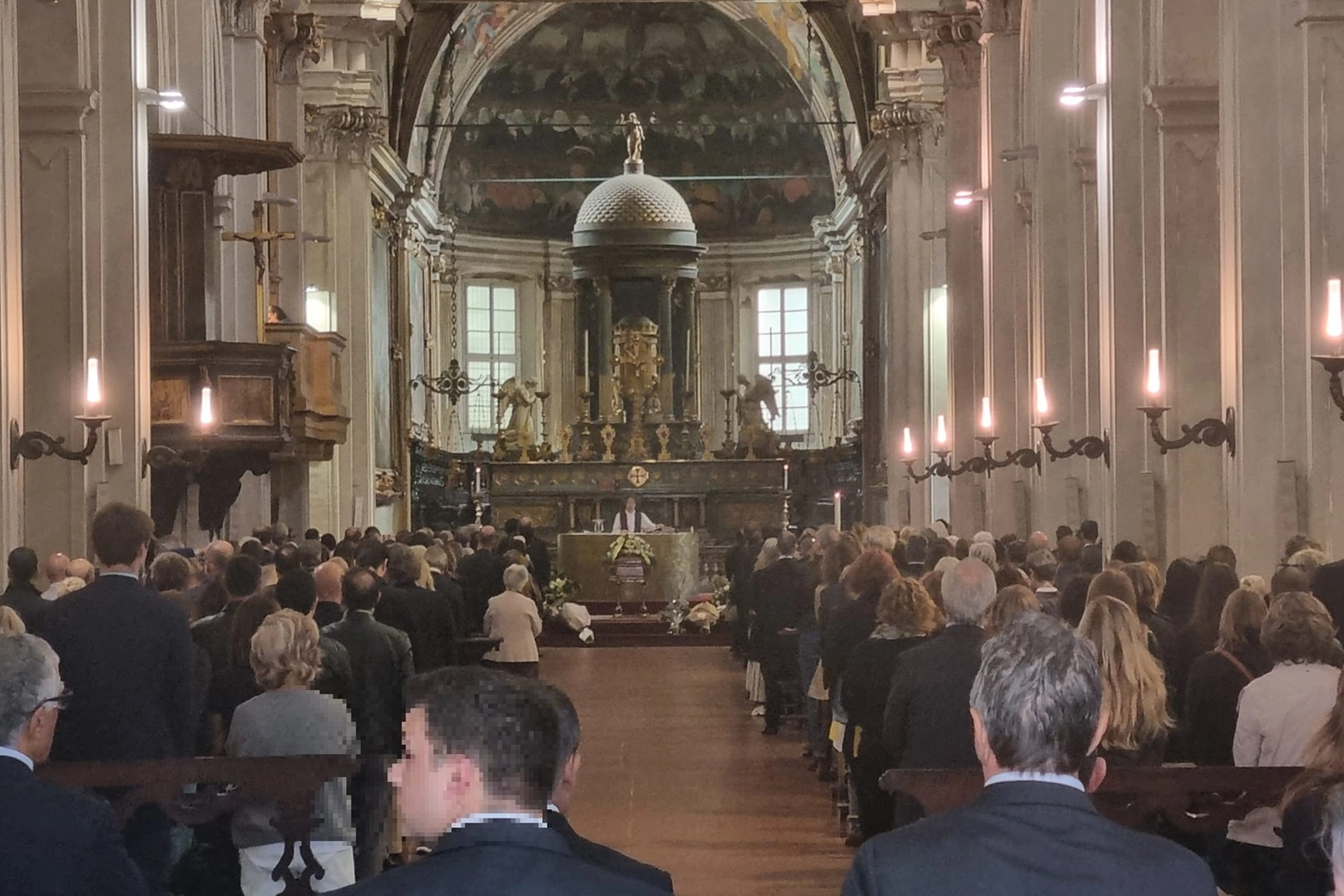 La chiesa di San Marco gremita per l'ultimo saluto a Paola Marella, architetta e conduttrice tv