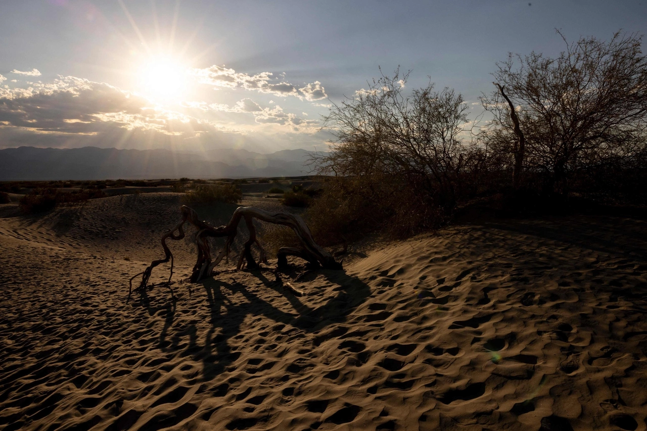 Il sole sulla rovente Death Valley, negli Stati Uniti (Ansa)