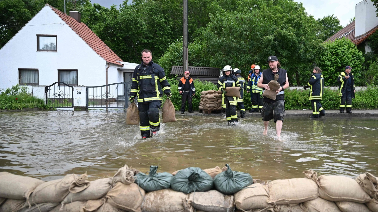 Vigili del fuoco e volontari cercano di arginare un'inondazione a Baar-Ebenhausen (Ansa)
