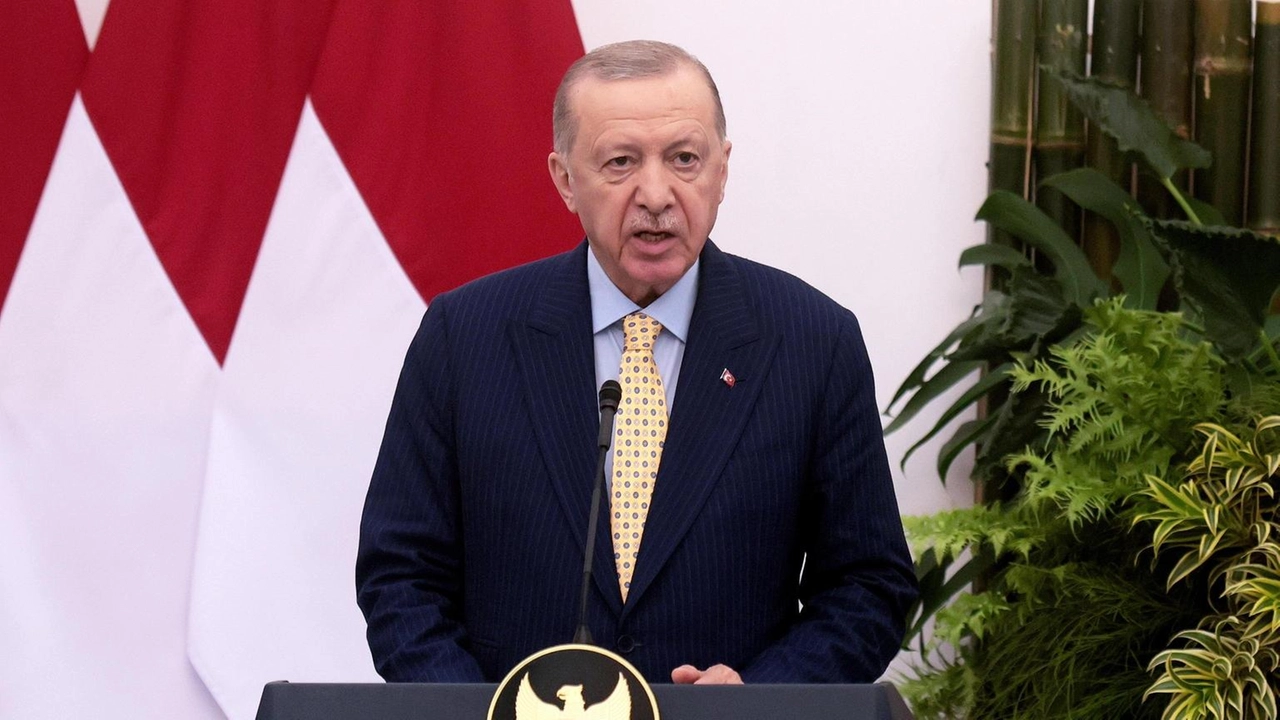 Erdogan avverte: operazioni militari contro il Pkk potrebbero riprendere se promesse non rispettate.