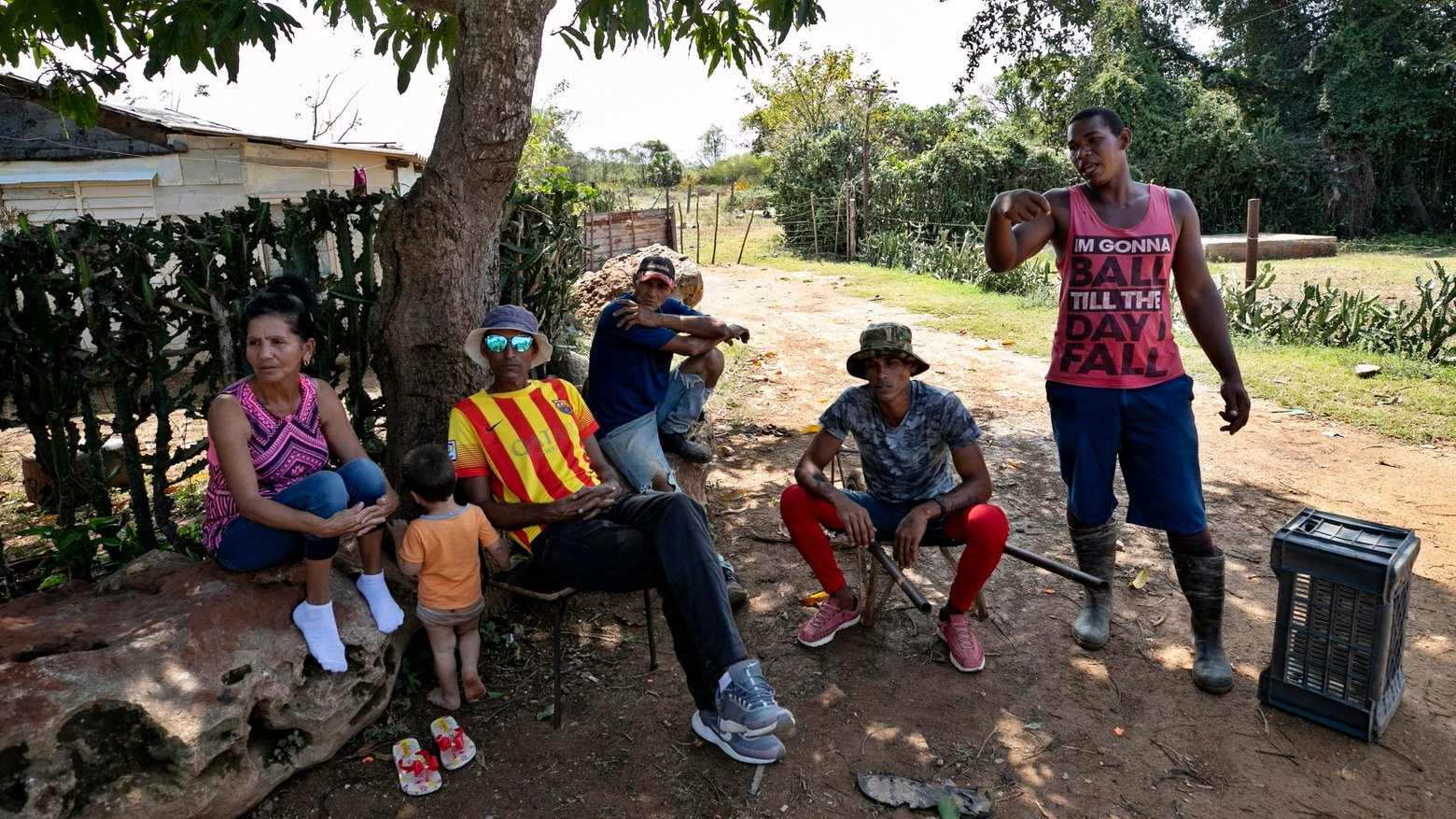 Cittadini cubani vicino a Santa Marta, nella provincia di Matanzas (foto Afo)