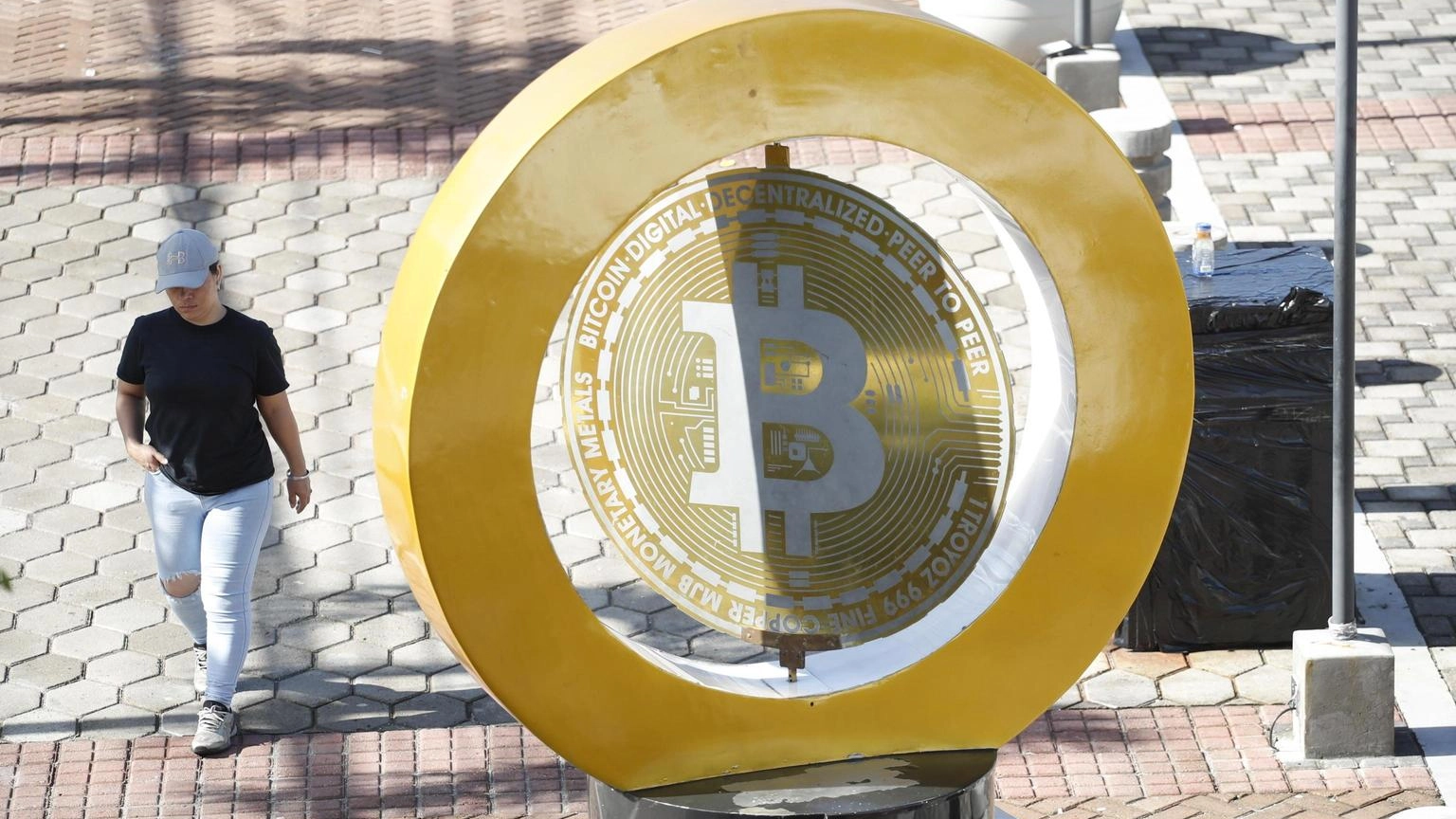 Il Bitcoin scende dell'1% a 87.432 dollari