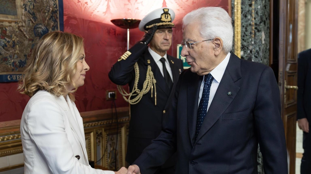 La premier Meloni esprime solidarietà a Mattarella dopo gli insulti del Ministero degli Esteri russo, condannando l'aggressione all'Ucraina.