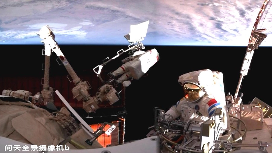 La spacewalk di Cai Xuzhe e Song Lingdong