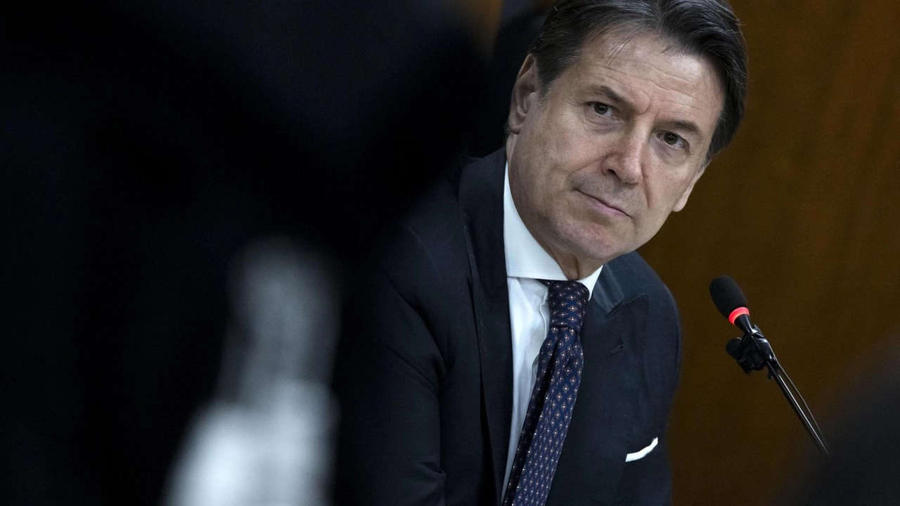 Giuseppe Conte critica la gestione del governo sulle sofferenze sociali e l'attenzione rivolta alla guerra ai magistrati e all'invio di armi.