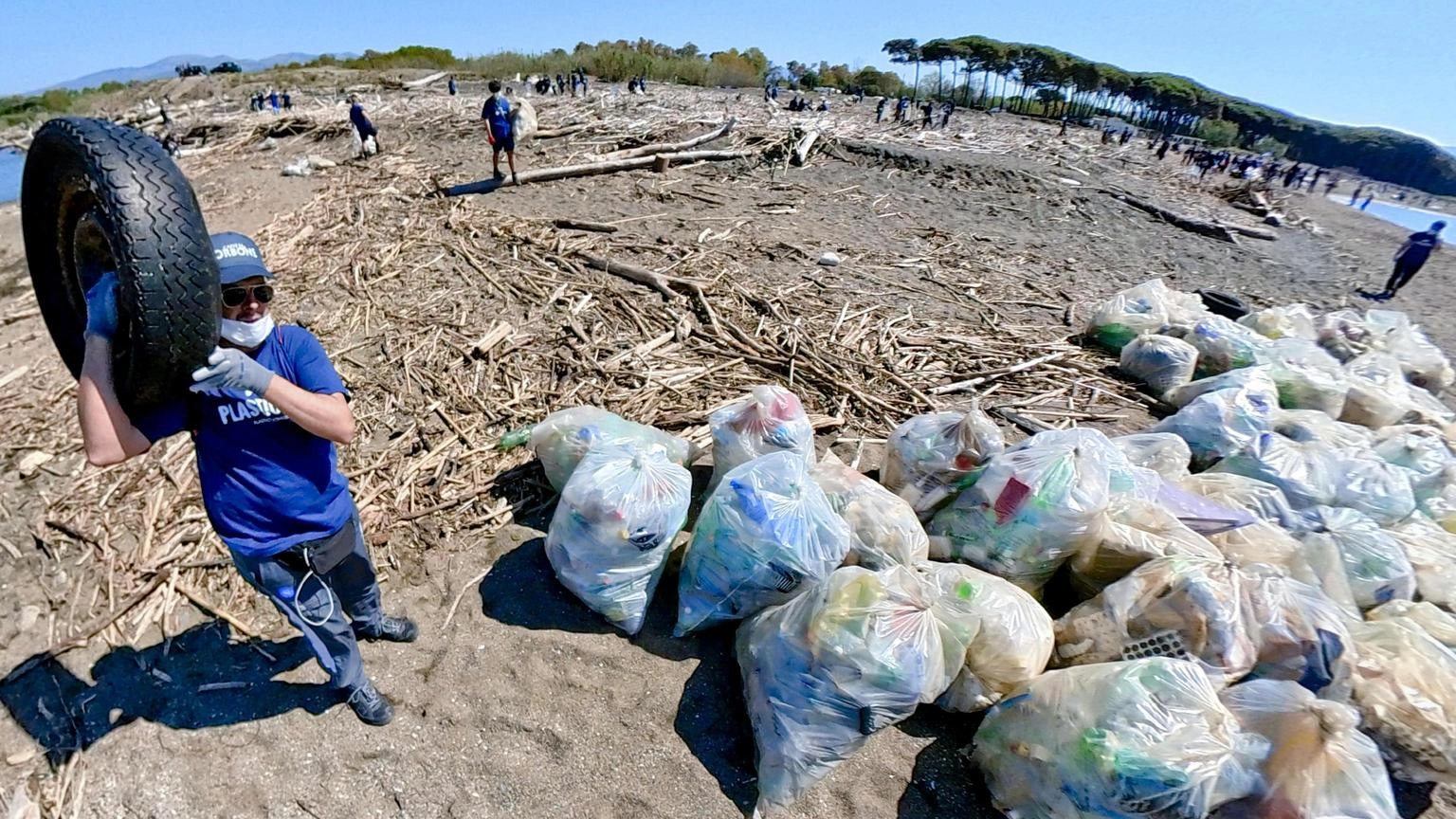 Detenuti e volontari su spiagge, è la giornata plastic free
