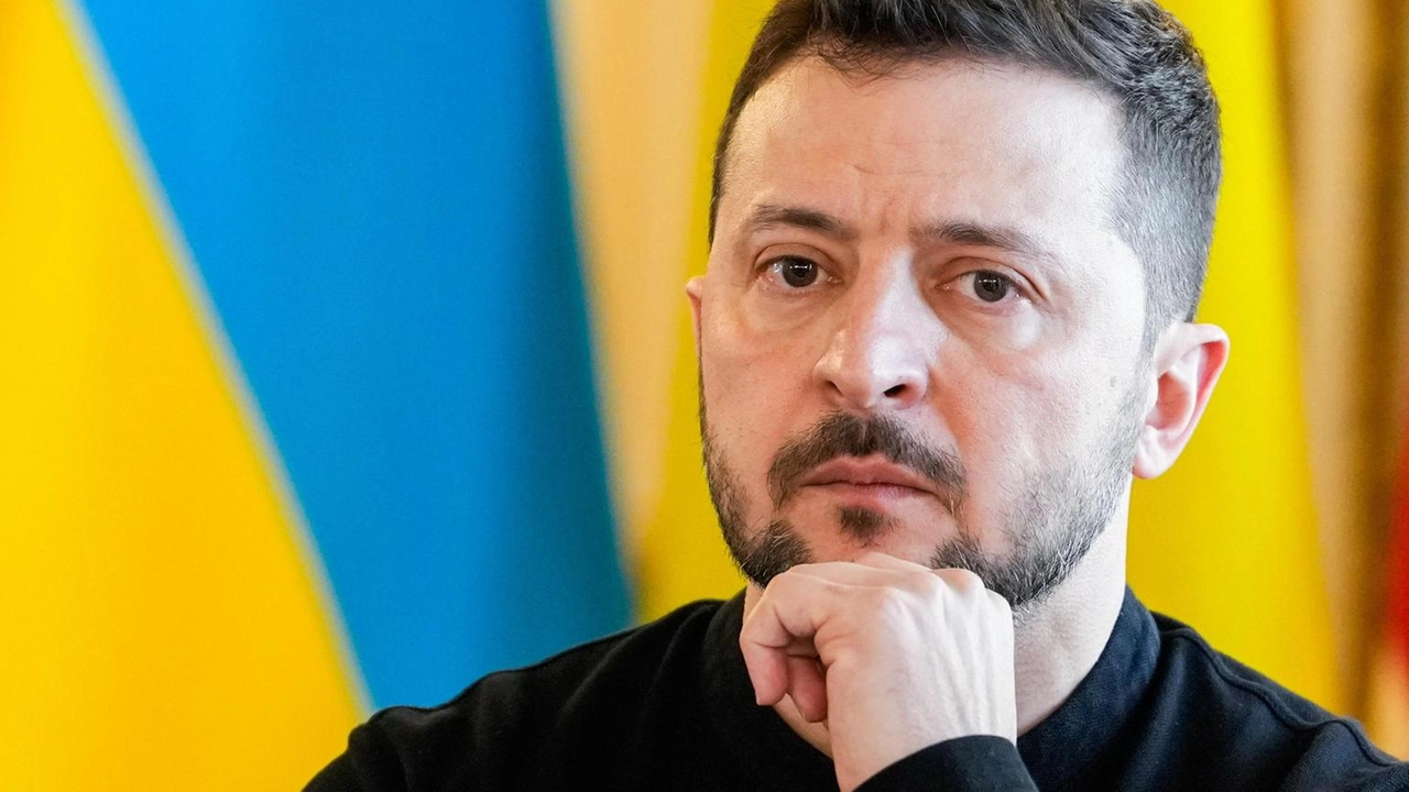 Zelensky accusa la Russia di attacchi aerei massicci, invocando un rafforzamento delle difese ucraine per fermare l'aggressione.