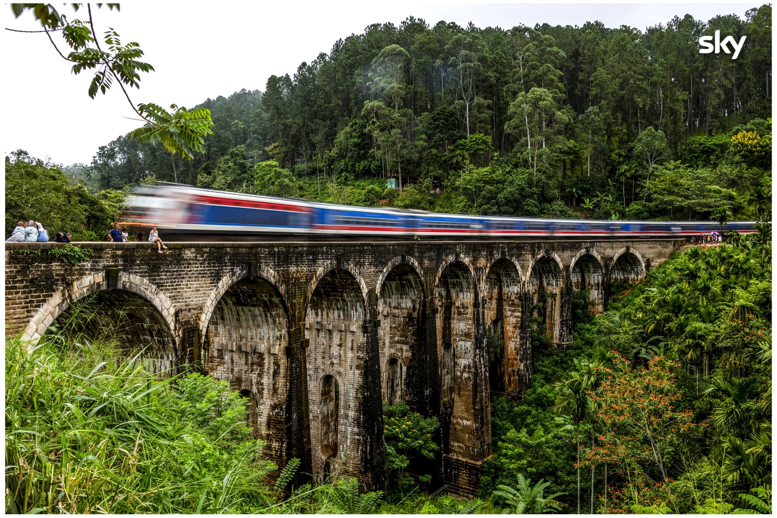 Il ponte dei Nove Archi, una delle ferrovie panoramiche tra le più caratteristiche del mondo che collega Ella a Kandy in Sri Lanka
