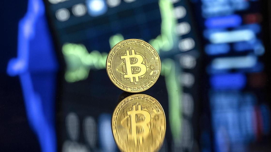 Bitcoin sotto i 100 mila dollari, i trader si proteggono