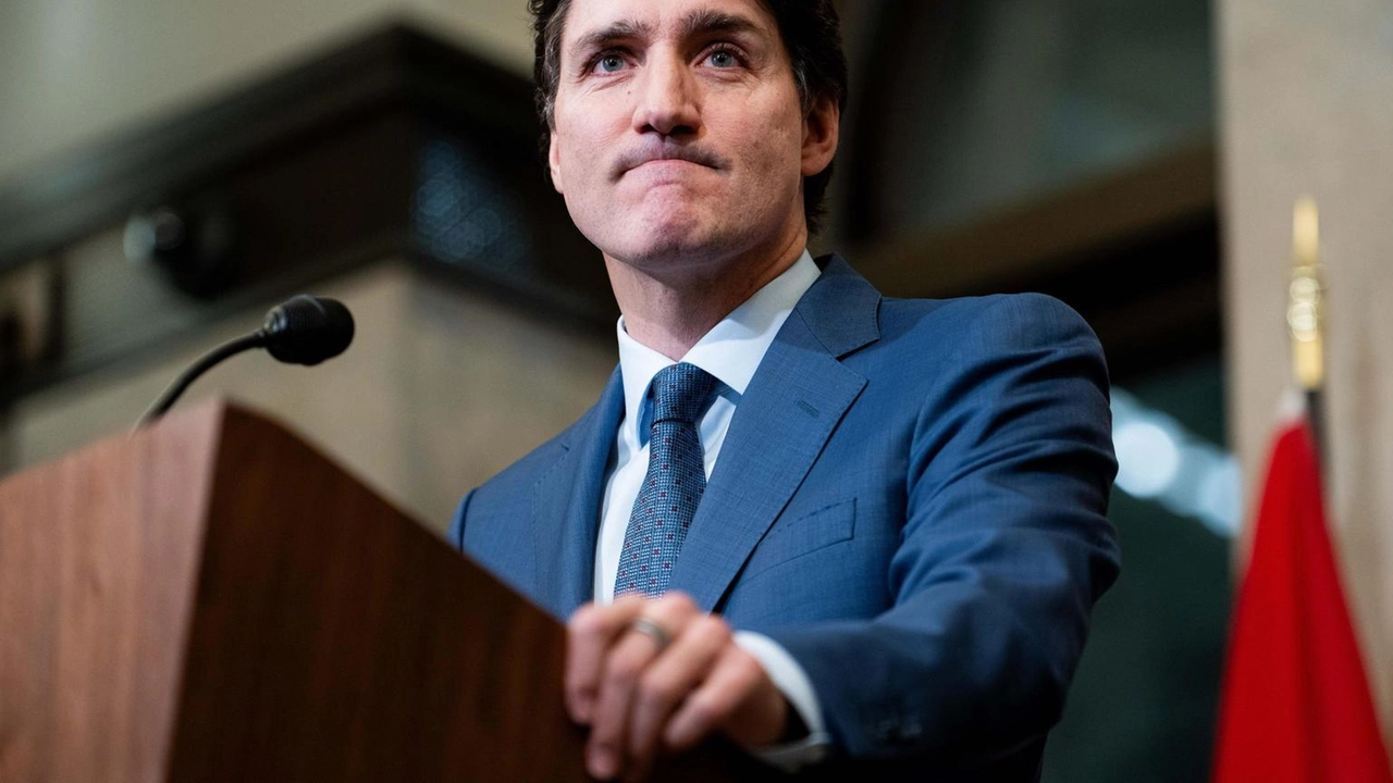 Trudeau annuncia tariffe immediate su 30 miliardi di prodotti statunitensi, altri 125 miliardi seguiranno in 21 giorni.