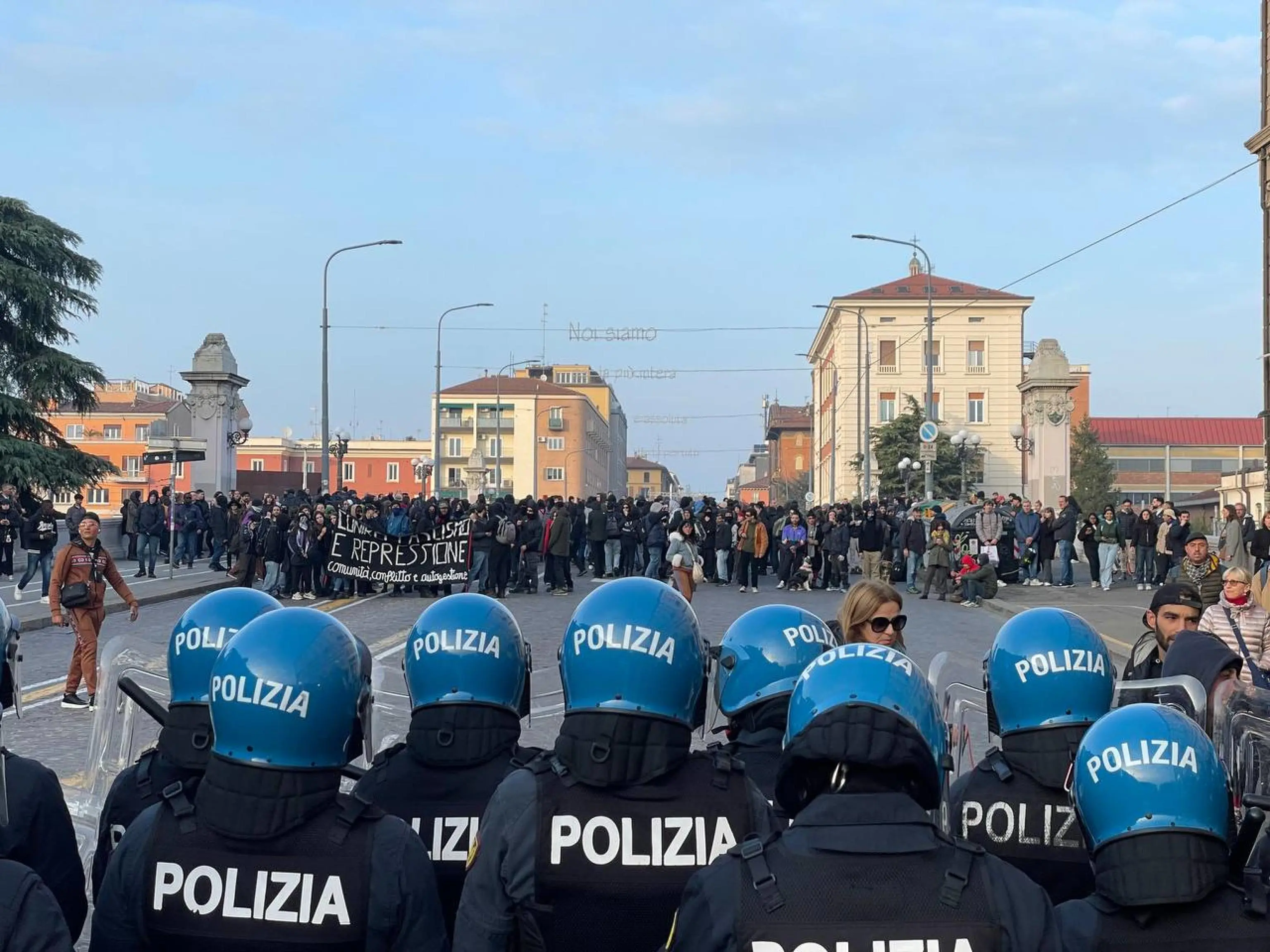 Scontri a Bologna, Salvini: “Chiudere i centri sociali comunisti”. Lepore: “Il governo ci ha mandato le camicie nere”