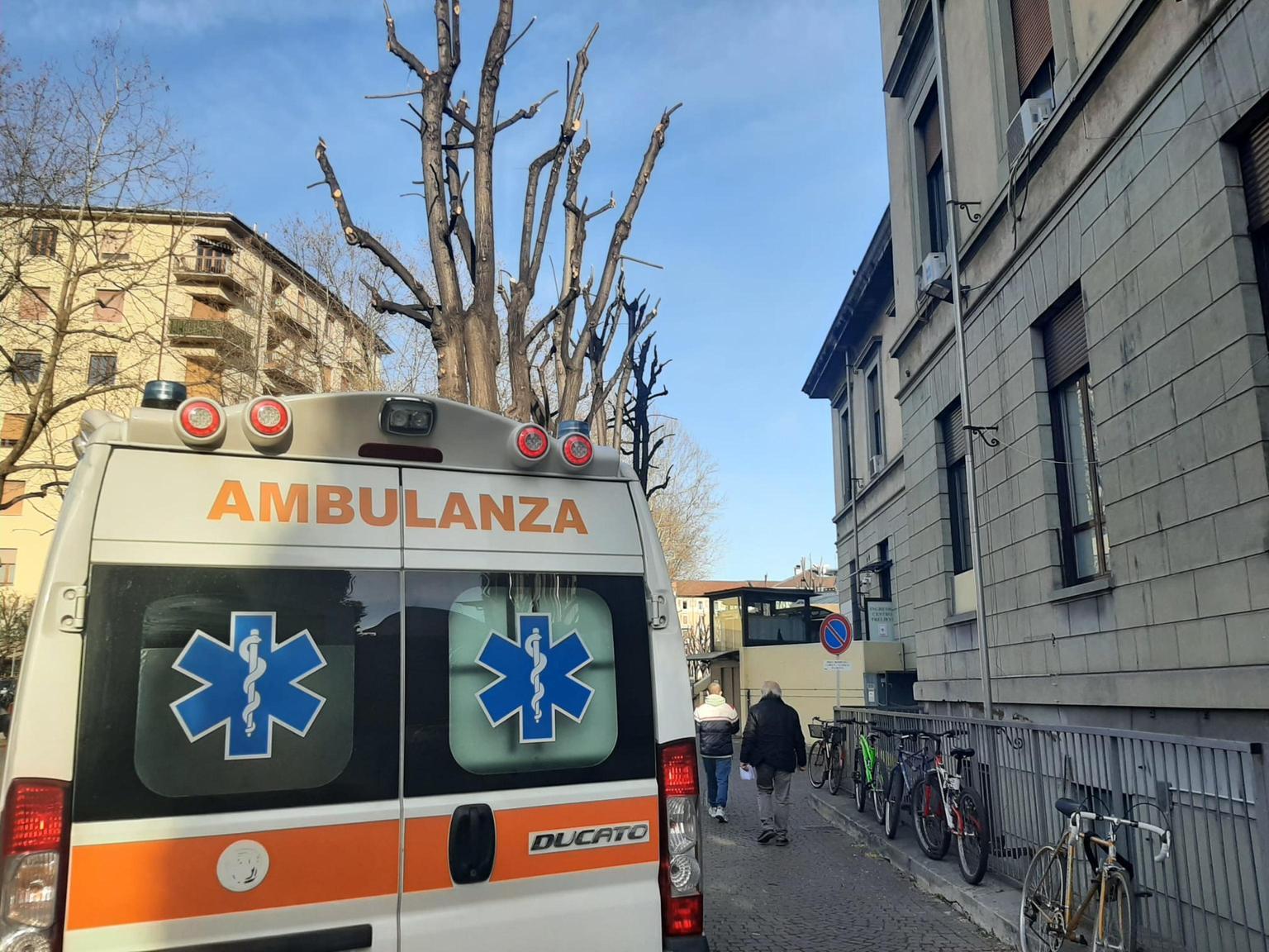 Due agenti feriti a martellate sulla bretella Ivrea-Santhià, aggressore colpito